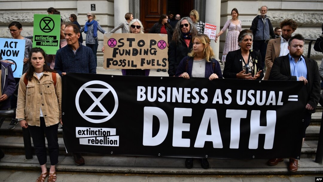 Climate change activists protest outside the government's treasury building in London, April 25, 2019, during demonstrations led by the Extinction Rebellion group. (Daniel LEAL-OLIVAS / AFP)