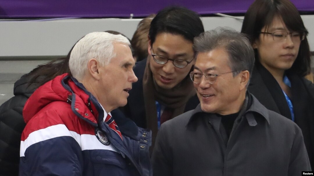 마이크 펜스 미국 부통령과 문재인 한국 대통령이 10일 강릉빙상장에서 평창동계올림픽 쇼트트랙 경기를 관람하며 대화를 나누고 있다.