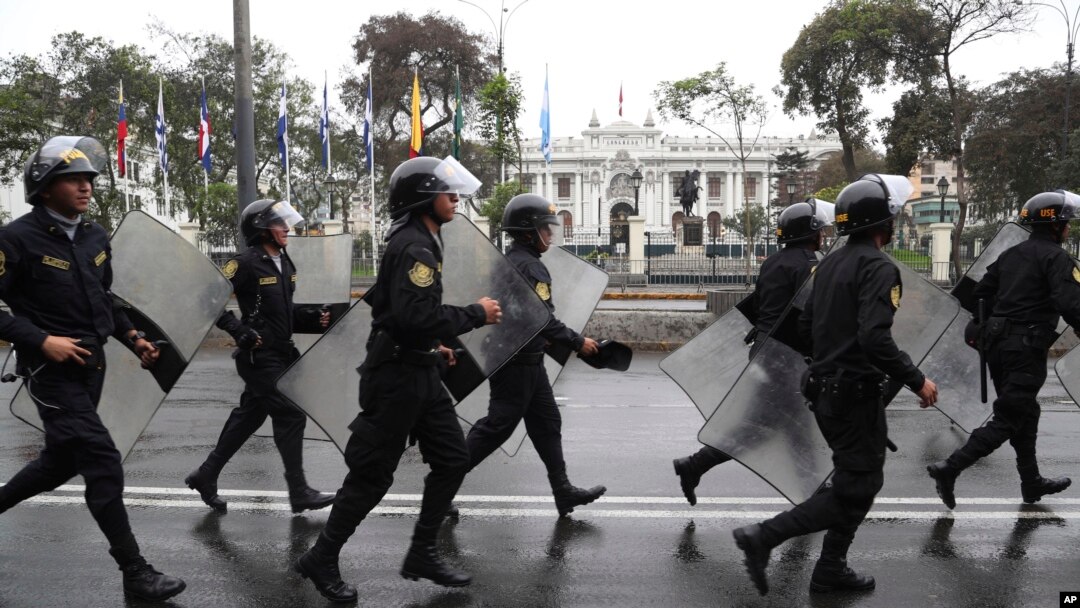La policía antidisturbios camina frente al edificio cerrado del Congreso en Lima, Perú, el martes 1 de octubre de 2019.