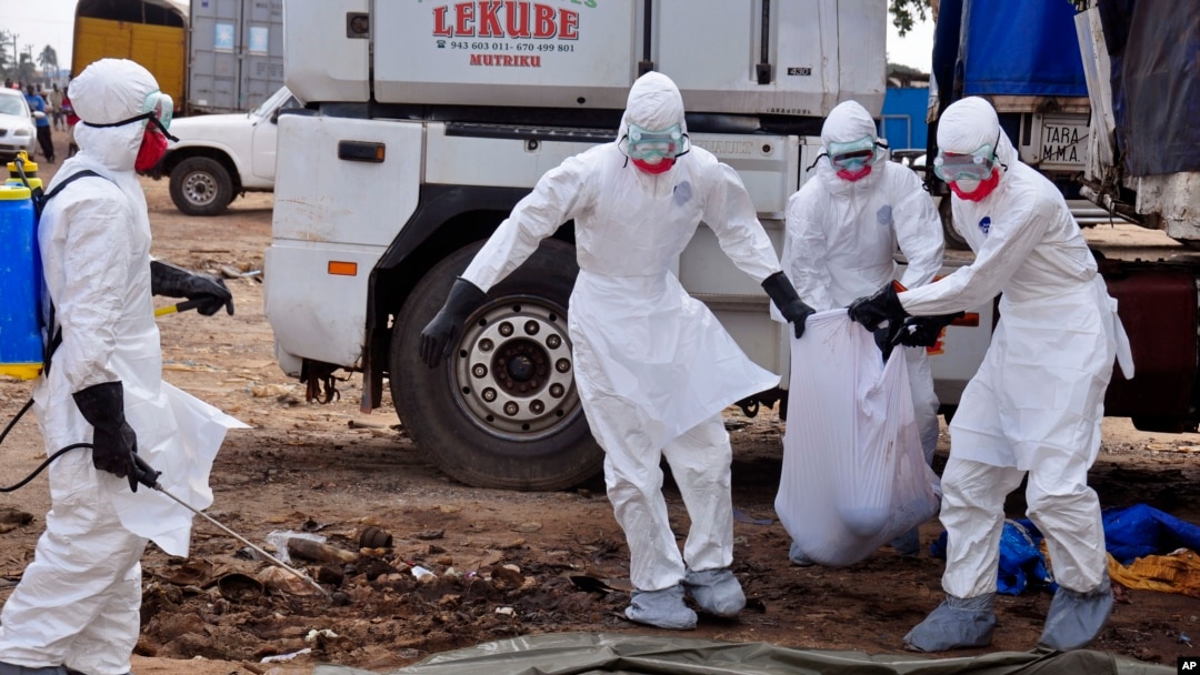  Ma'aikata dake kula da masu cutar Ebola.