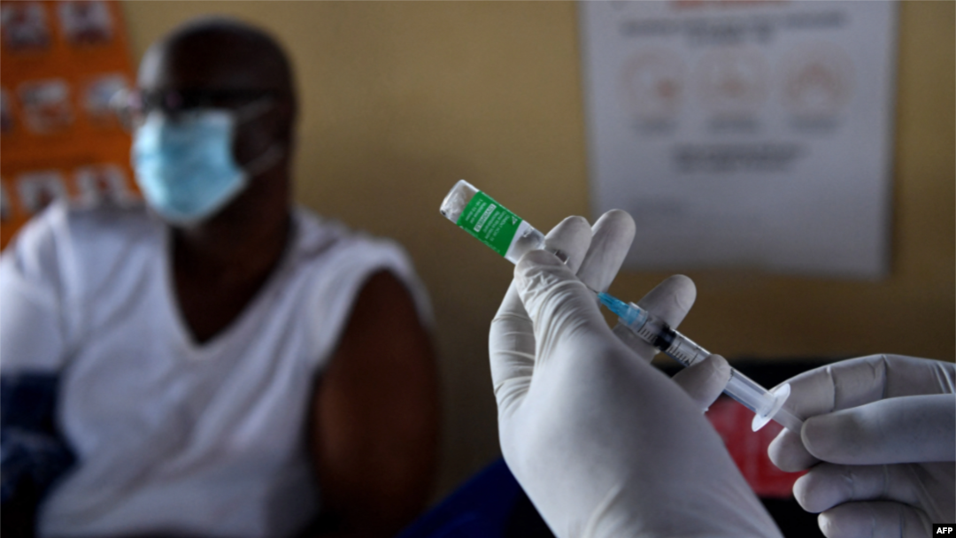 A health worker prepares a dose of the Oxford/AstraZeneca COVID-19 vaccine in Francistown, Botswana, March 26, 2021. (AFP)