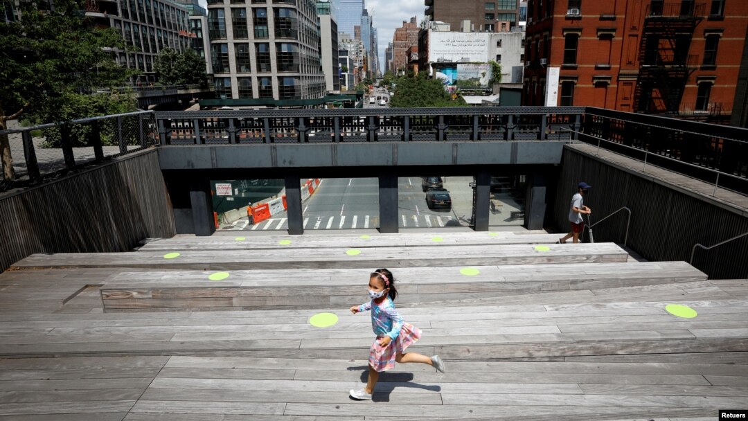 Una niña transita por una calle de la cudad de Nueva York usando una máscara protectora contra el coronavirus, en esta foto de julio de 2020. 