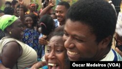 Abel (esq) e Pindó (dir) à saída da sede da PJ