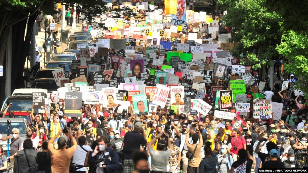 Manifestantes marchan durante una protesta contra la desigualdad racial y la muerte de Rayshard Brooks en Atlanta, Georgia, EE.UU., el 15 de junio de 2020.