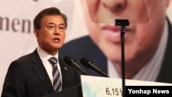 문재인 한국 대통령이 15일 오후 서울 여의도 63빌딩 컨벤션센터에서 열린 6·15 남북정상회담 17주년 기념식에서 축사하고 있다