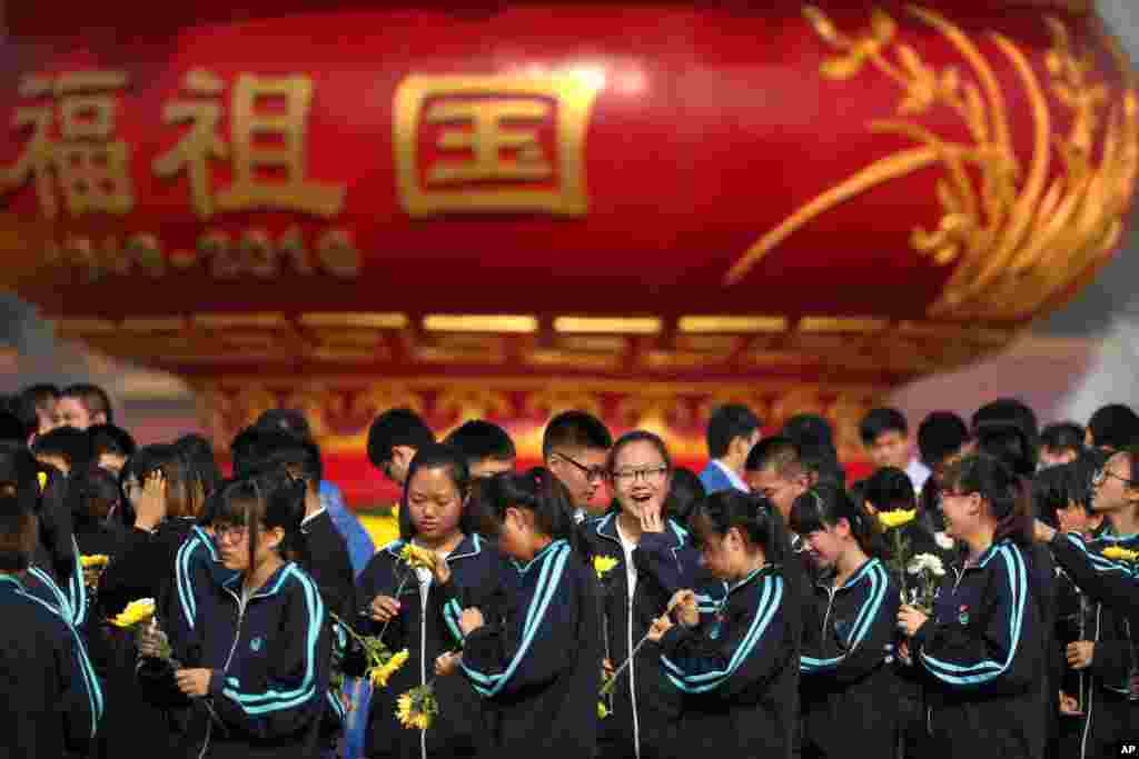 北京的学生在人民英雄纪念碑附近参加烈士纪念日纪念仪式(2016年9月30日)
