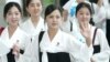 지난 2005년 9월 동아시아육상선수권대회 응원단으로 한국을 방문했던 것으로 알려진 북한 김정은 제1위원장의 부인 리설주(가운데)가 인천공항으로 출국하며 손을 흔들고 있다.
