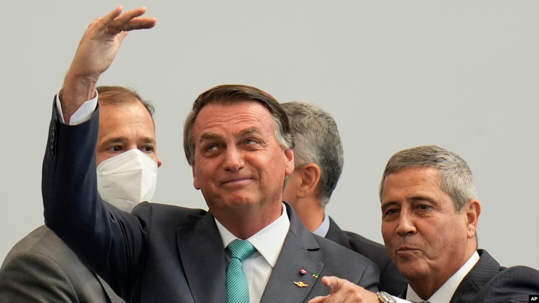 ARCHIVO - El expresidente de Brasil, Jair Bolsonaro, a la izquierda, y el ministro de Defensa, Walter Braga Netto, asisten a una ceremonia en honor de deportistas militares que participaron en los Juegos Olímpicos de Tokio 2020, en Río de Janeiro, el 1 de septiembre de 2021. 