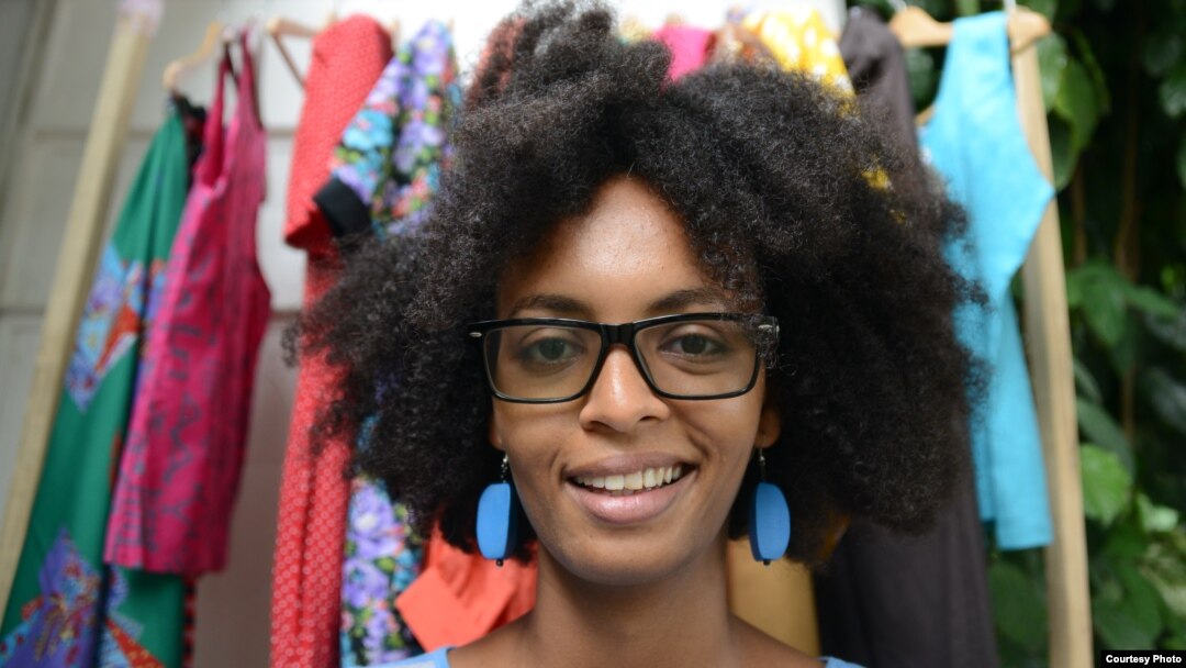 Teclaire Wilson of Dakar proudly displays an increasingly popular natural hair style in Senegal (VOA/Ricci Shryock)