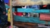 Un niño observa cómo los residentes son evacuados de sus hogares en medio de la llegada del huracán Iota, en Tegucigalpa, el 17 de noviembre de 2020.
