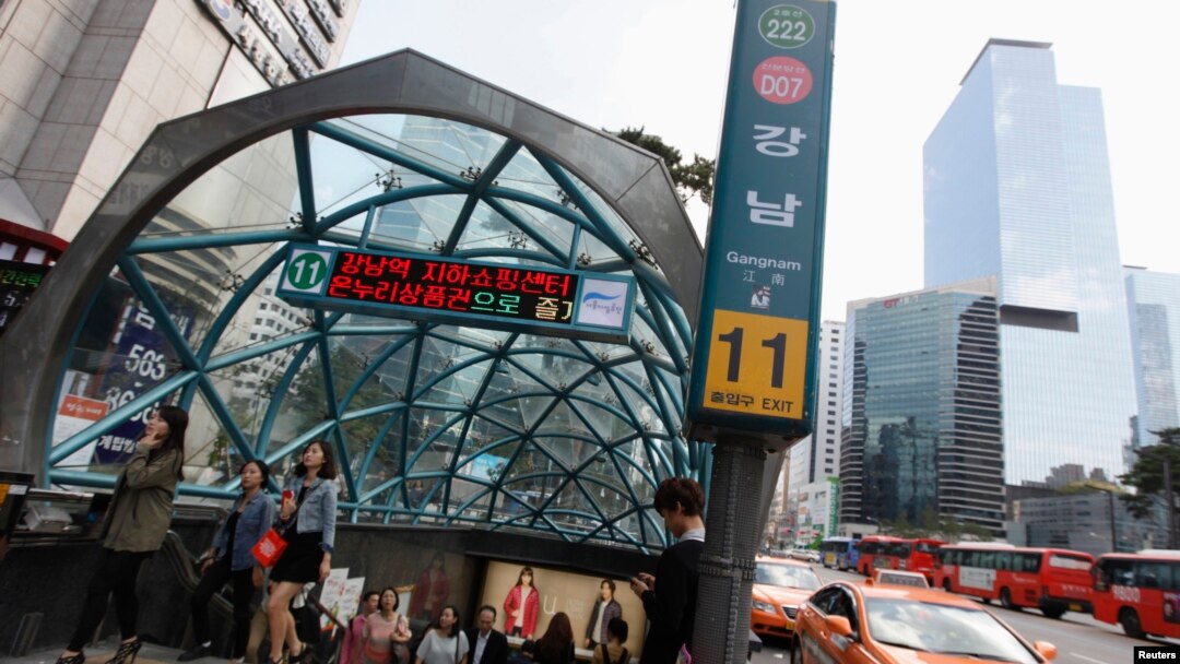서울 지하철 강남역 입구. (자료사진)