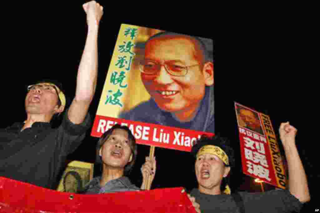2010年10月8日，正在监牢服刑的《零八宪章》起草人、中国民主运动人士刘晓波获得诺贝尔和平奖的消息传来，香港的民主活动人士举行抗议，呼吁释放刘晓波。