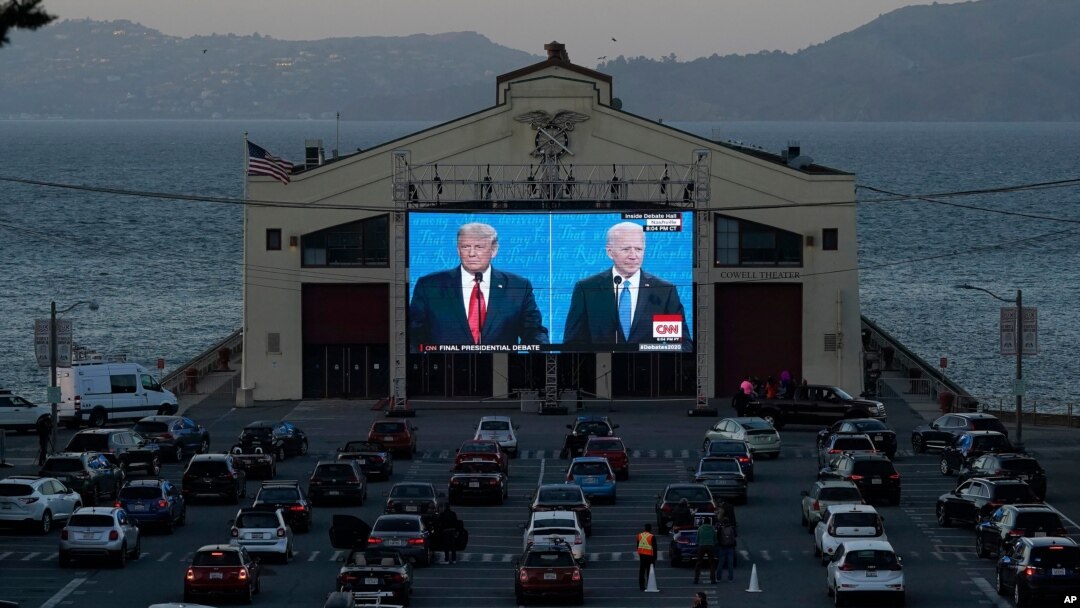 Los candidatos presidenciales a las elecciones 2020, el republicano Donald Trump y el demócrata Joe Biden, en el debate del pasado 22 de octubre, vistos en una pantalla gigante en San Francisco, California.