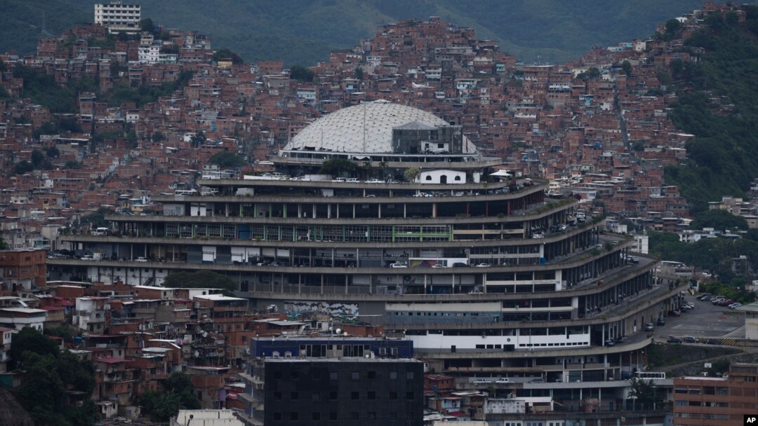 ARCHIVO - Fotografía panorámica de El Helicoide, recinto carcelario de los servicios de inteligencia venezolanos, en Caracas, el 12 de septiembre de 2022. Reos de esa cárcel iniciaron una huelga de hambre el pasado fin de semana.