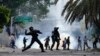 Policías lanzan bombas lacrimógenas contra manifestantes que protestaban los resultados electorales en Venezuela, en Caracas, el 29 de julio de 2024. Según una misión investigadora de la ONU, el gobierno comete crímenes de lesa humanidad en el marco de esa votación. (AP)