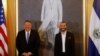 El presidente de El Salvador, Nayib Bukele, posa junto al secretario de Estado de EE.UU. Mike Pompeo en una conferencia de prensa conjunta en la Casa Presidencial en San Salvador, El Salvador, el 21 de julio de 2019.