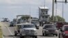 Numerosos automovilistas cruzan un puente levadizo en Wrightsville Beach, Carolina del Norte, mientras evacuan la zona ante la llegada del huracán Florence, el martes 11 de septiembre de 2018. (AP Foto/Chuck Burton) 