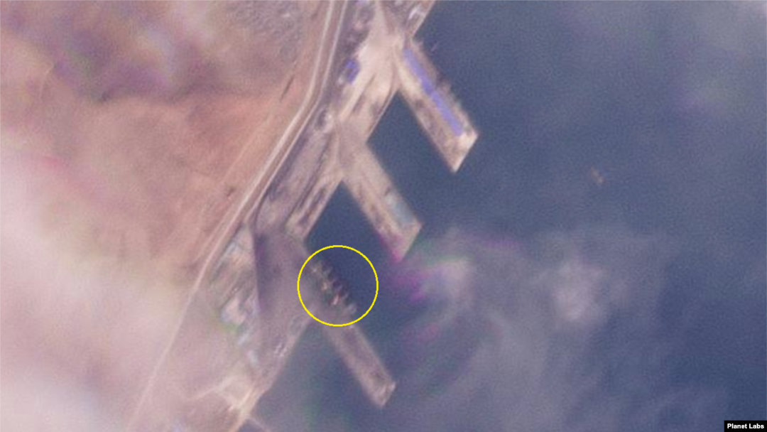 라진항을 촬영한 6일 자 위성사진에 190m 길이의 대형 선박(원 안)이 보인다. 사진=Planet Labs