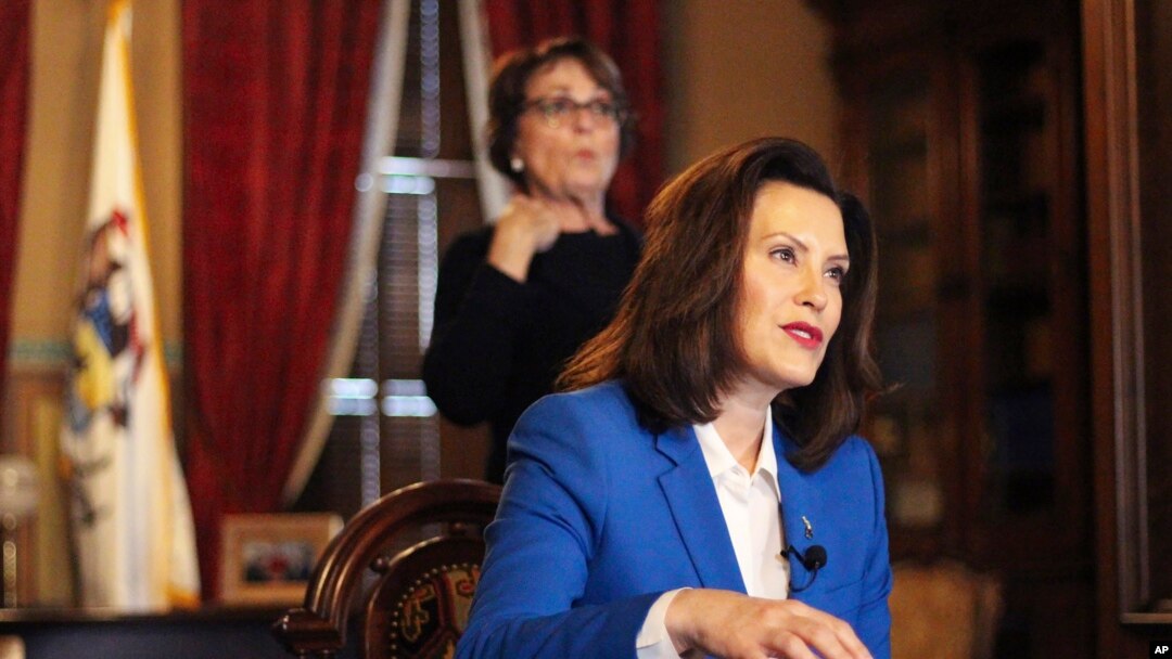 La gobernadora de Michigan, Gretchen Whitmer, advirtió de que un millón de personas podrían necesitar camas de hospital si siguen saliendo y propagando la enfermedad.