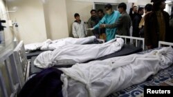 奎达医院里的爆炸死难者及其家人和医务人员