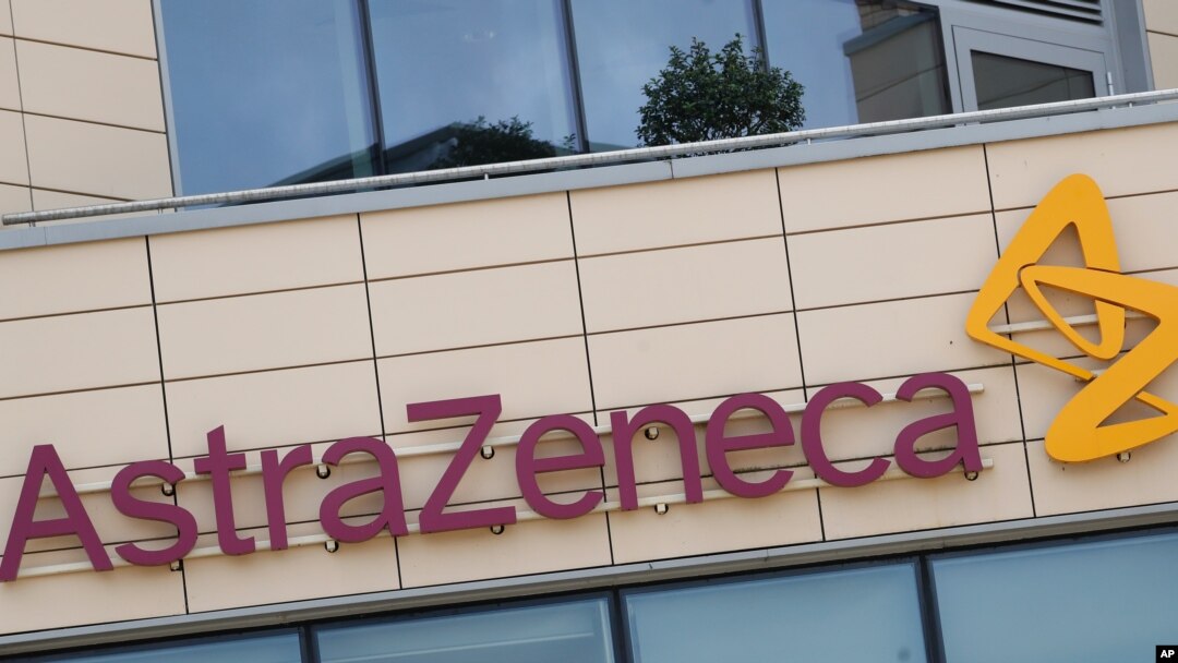 Esta foto de archivo del 18 de julio de 2020 muestra las oficinas de AstraZeneca en Cambridge, Inglaterra. AstraZeneca anunció el lunes 31 de agosto que su vacuna candidata entró en la etapa de prueba final en los EE. UU. La compañía dijo que el estudio