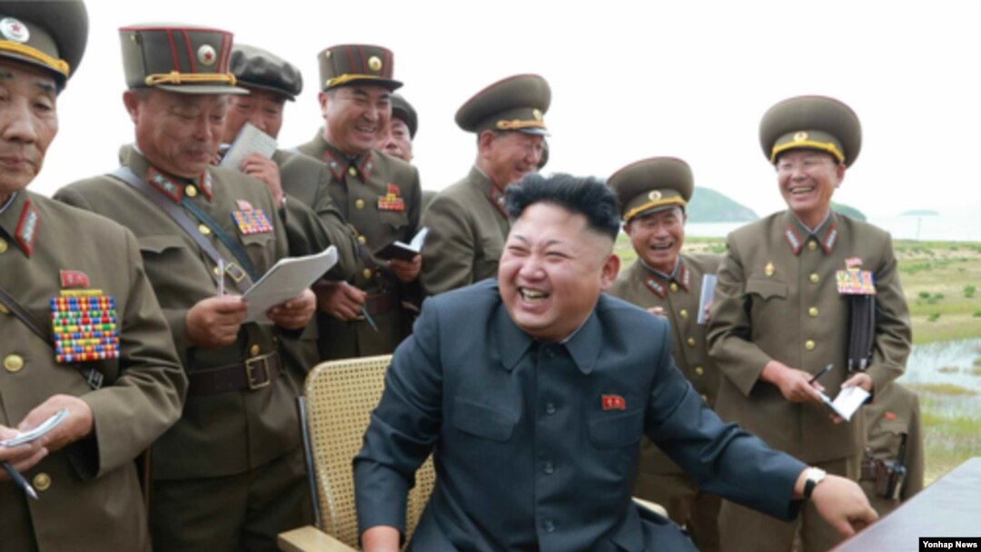 북한이 교황 방한일인 14일 단행한 단거리 발사체 발사는 김정은 국방위원회 제1위원장의 참관 하에 이뤄진 것으로 확인됐다. 노동신문은 15일 "조국해방 69돌을 맞으며 김정은 동지의 직접적인 발기와 세심한 지도 속에 개발·완성된 초정밀화된 우리식의 위력한 전술로켓탄 시험발사가 진행됐다"며 김 제1위원장이 시험발사를 지도했다고 보도했다.