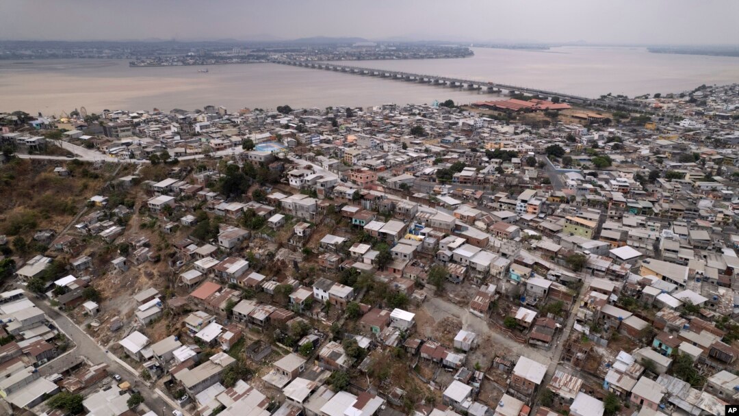 Una vista de Durán, Ecuador, y el puente que lo une con Guayaquil, el viernes 13 de octubre de 2023.