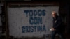 Un peatón pasa frente al mensaje en español: "Todos con Cristina", refiriéndose a la vicepresidenta Cristina Fernández en Buenos Aires, Argentina, el lunes 22 de agosto de 2022. Foto AP.