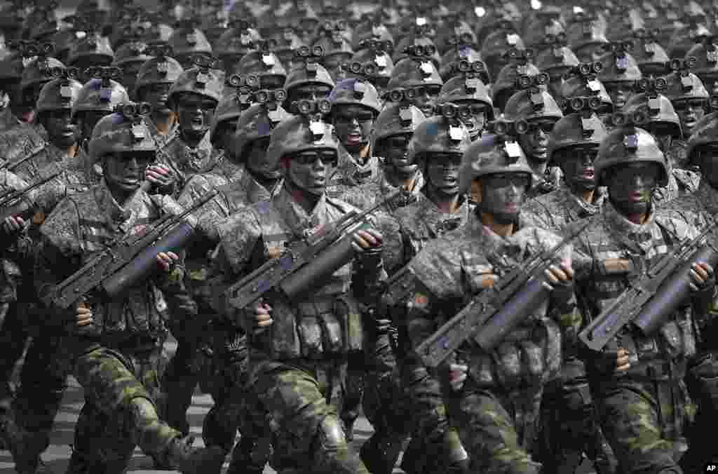 朝鲜首都纪念开国者金日成诞辰105周年的大型阅兵中，突击队正步走过金日成广场（2017年4月15日）