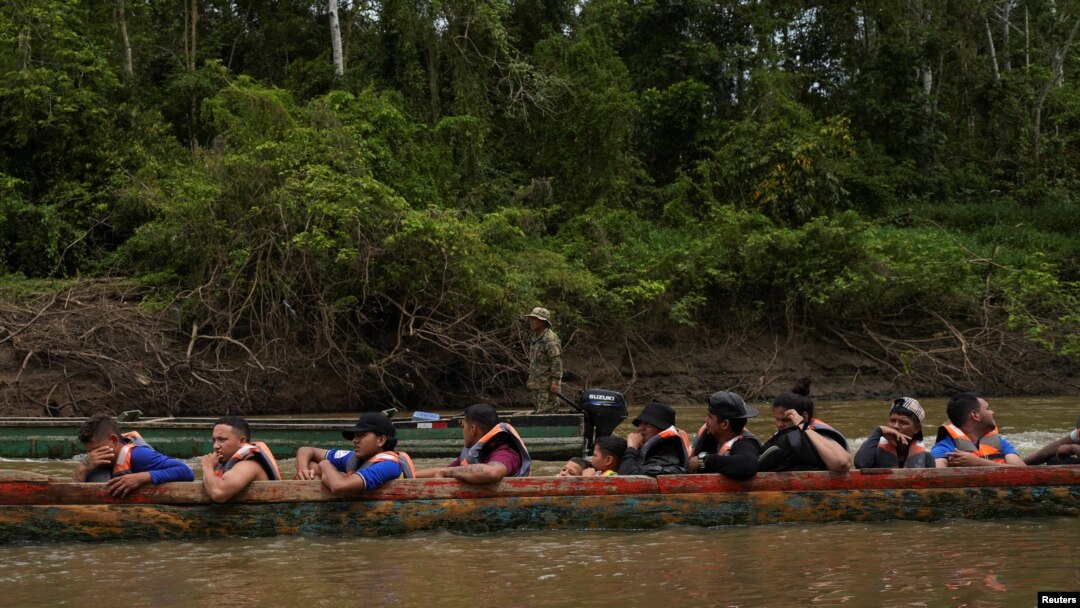 Migrantes llegan en canoa al centro de recepción de migrantes luego de cruzar el Tapón del Darién, en el corregimiento de Lajas Blancas, provincia de Darién, Panamá, 26 de septiembre de 2024.