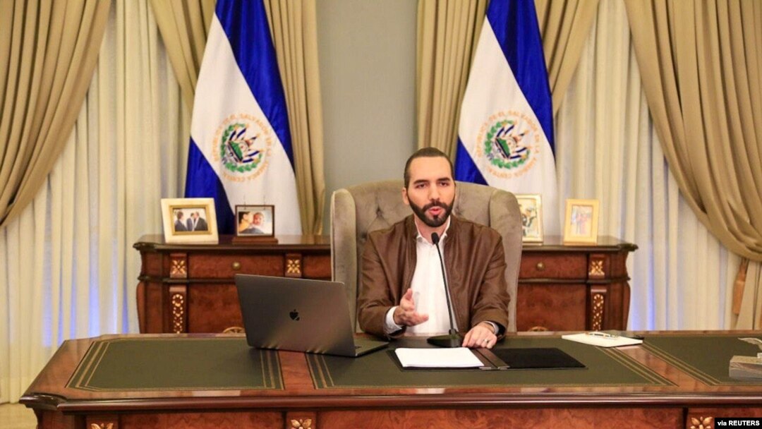 El presidente de El Salvador, Nayib Bukele, habla durante una transmisión televisada desde la casa presidencial en San Salvador, el pasado 17 de mayo.