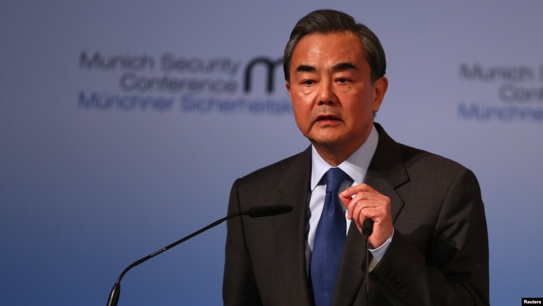 왕이 중국 외교부장이 17일 독일에서 진행된 제53차 뮌헨 안전보장회의에서 연설하고 있다.