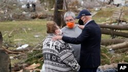 Prezidan Joe Biden pale ak viktim tònad yo pandan yon vizit li fè nan ti vil Dawson Springs, nan Eta Kenntiki, pou l konsta dega yo, mèkredi 15 desanm 2021. 