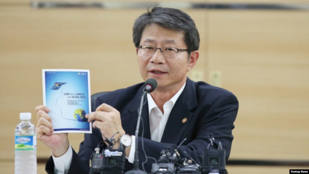 류길재 한국 통일부 장관이 21일 서울 남북회담본부에서 열린 한반도 신뢰프로세스 내외신 기자 간담회에서 향후 남북관계의 방향성에 대해 설명하고 있다.