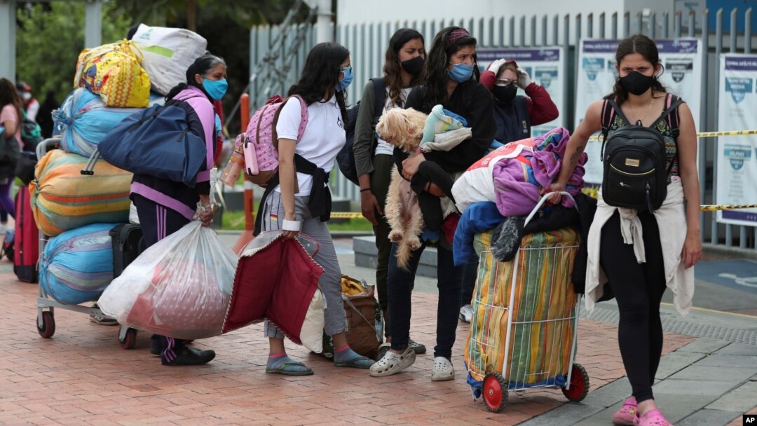 Migrantes venezolanos esperan un autobús para viajar a la frontera, luego de levantar el campamento en Bogotá, Colombia, el jueves 2 de julio de 2020.