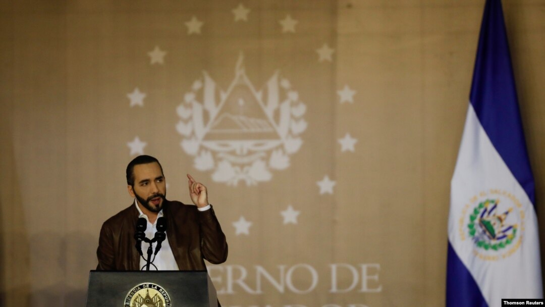 El presidente de El Salvador, Nayib Bukele, habla durante una ceremonia con la policía, el 30 de octubre de 2020.
