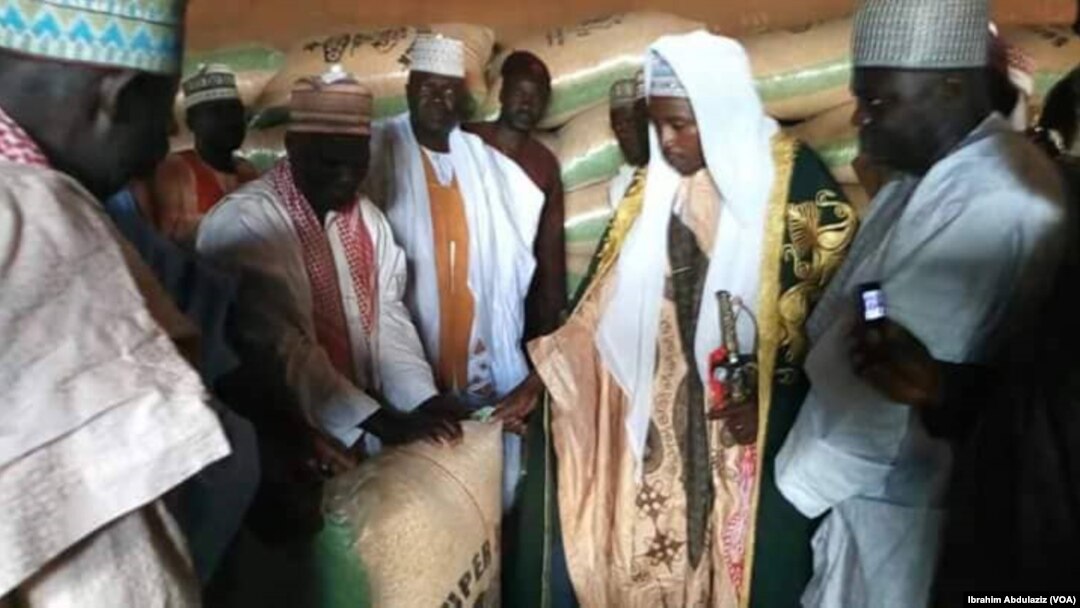 Lamidon Kuma Alhaji Adamu Gambo Nimeso yana karban kayan abincin da aka kawo