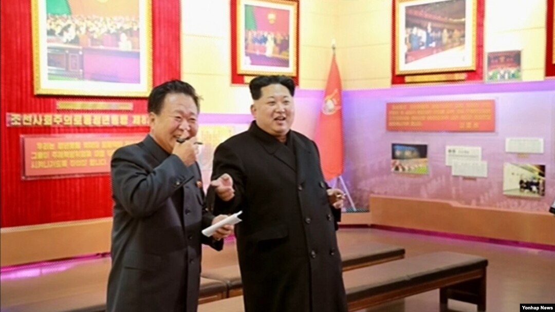 지난 1월 김정은 북한 국방위원회 제1위원장(오른쪽)의 청년운동사적관 현지지도를 최룡해 노동당 비서가 수행했다. (자료사진)