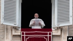 ARCHIVO - El papa Francisco reza el Ángelus en la Plaza de San Pedro del Vaticano, el domingo 27 de febrero de 2022. 