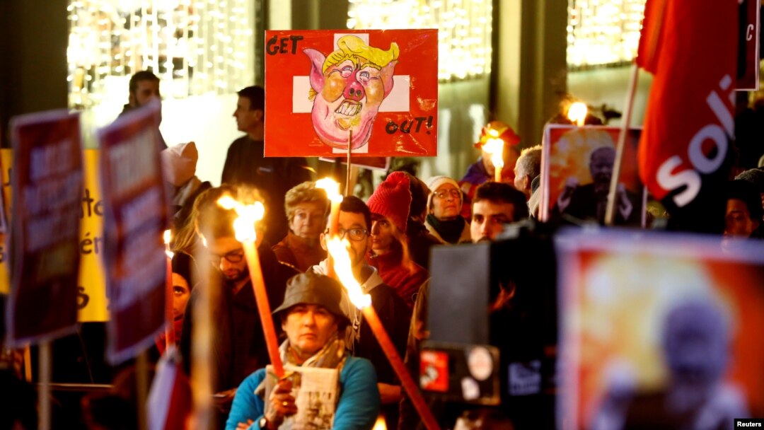 Manifestantes protestan contra la presencia del presidente de EE.UU. en el Foro Económico Mundial de Davos, en Ginebra, Suiza, el 23 de enero de 201
