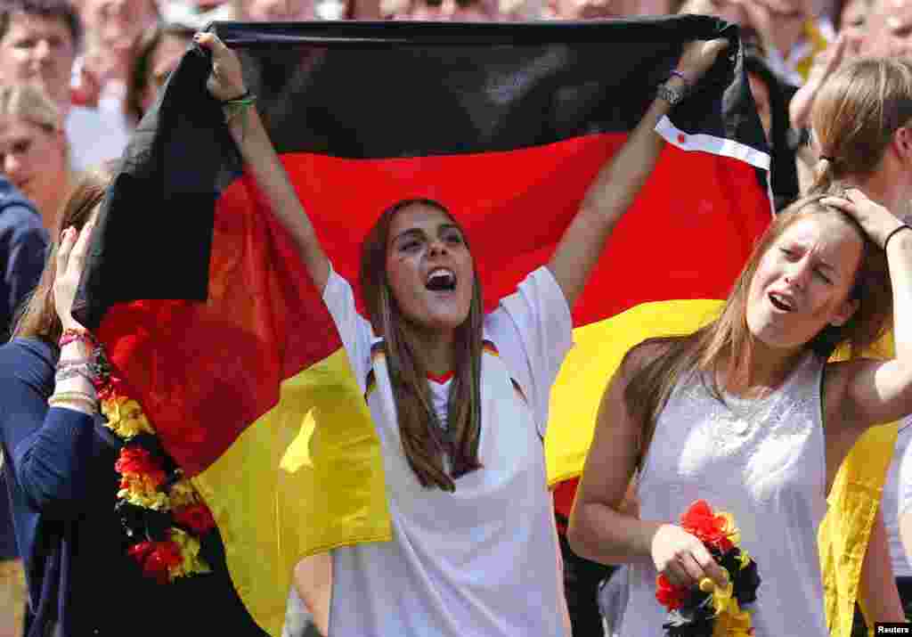 Soccer fans cheer the German national soccer team during celebrations to mark the team's 2014 Brazil World Cup victory, at the Fan Mile public viewing zone, in Berlin, July 15, 2014.