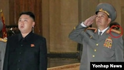 지난 10일 평양에서 노동당 창건 67주년 행사에 참석한 현영철 북한 군 총참모장(오른쪽). 차수에서 대장으로 계급장을 낮춰달았다.