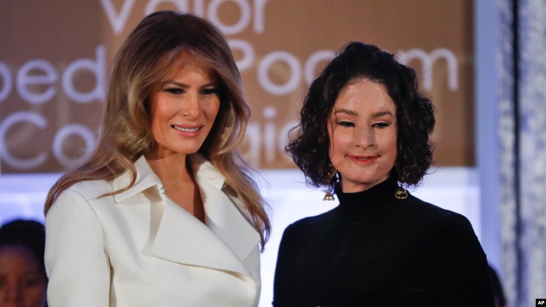 La primera dama de EE.UU., Melania Trump, entregó el premio "Mujer de Valor" a Natalia Ponce de León, de Colombia, el miércoles, 29 de marzo de 2017, en el Departamento de Estado, en Washington.