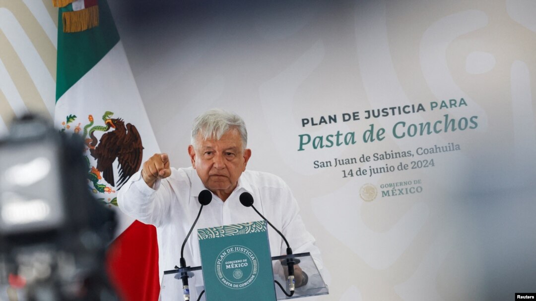 El presidente de México, Andrés Manuel López Obrador durante un evento con familiares de mineros de Pasta de Conchos. Archivo.
