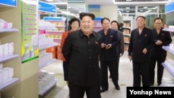 북한 김정은 국방위원회 제1위원장이 평양 미래과학자거리에 새롭게 개점한 창광상점을 현지 지도했다고 조선중앙통신이 25일 보도했다. (자료사진)