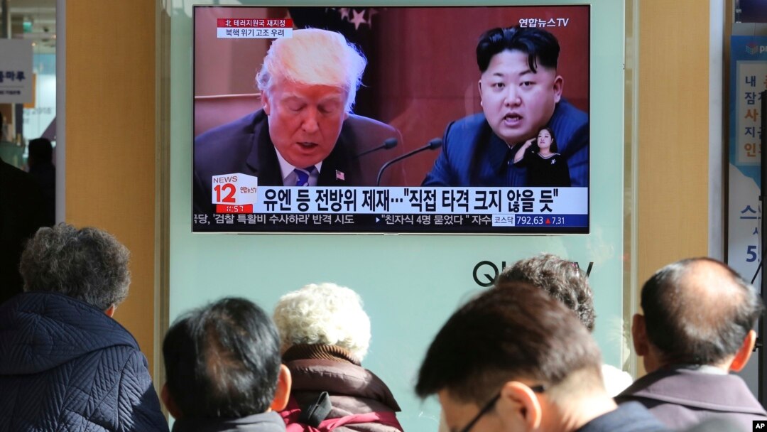도널드 트럼프 미국 대통령이 북한을 테러지원국으로 재지정한 다음날인 지난달 21일 한국 서울역에서 시민들이 관련 TV뉴스를 시청하고 있다. 