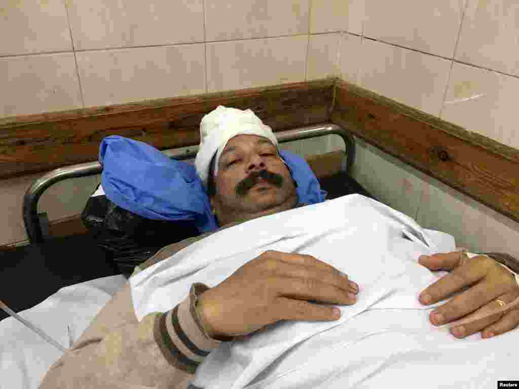 گرجا گھروں پر ہونے والے بم دھماکوں میں 100 سے زائد افراد زخمی بھی ہوئے۔