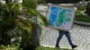 Un hombre carga un mapa enmarcado de Venezuela que muestra la anexión del nuevo estado Guayana Esequibo, promovido por el presidente Nicolás Maduro, en Caracas.