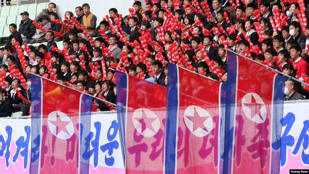 '이겨라'<YONHAP NO-2568>4일 일본 오사카 얀마 스타디움에서 열린 2016 리우올림픽 여자축구 아시아지역 최종예선 북한과 베트남의 경기에서 북한 응원단이 열띤 응원전을 펼치고 있다. (자료사진)