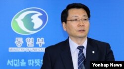 서울 정부 청사에서 정례브리핑하는 김형석 한국 통일부 대변인. (자료사진)